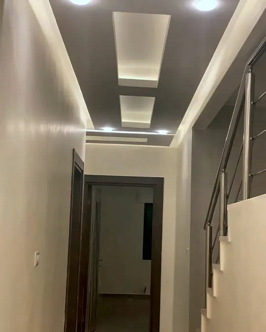 سقف جبس بإنارة مخفية من أعمال نورها، صورة ٩ من ٥٣